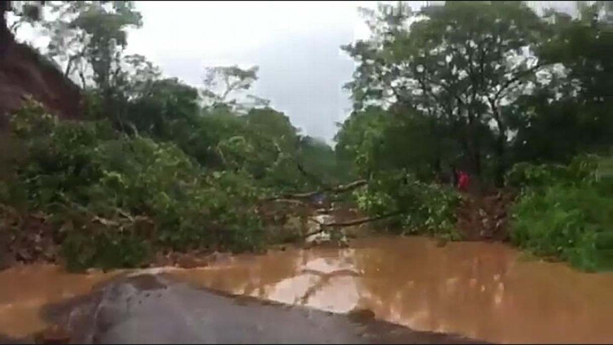 Deslaves por lluvias cortan circulación en Carretera 180, en Catemaco, Veracruz