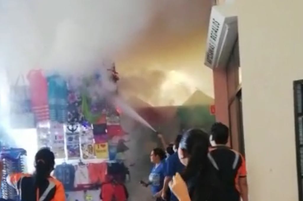 Se desata conato de incendio en local de plaza Acuario Veracruz . Noticias en tiempo real