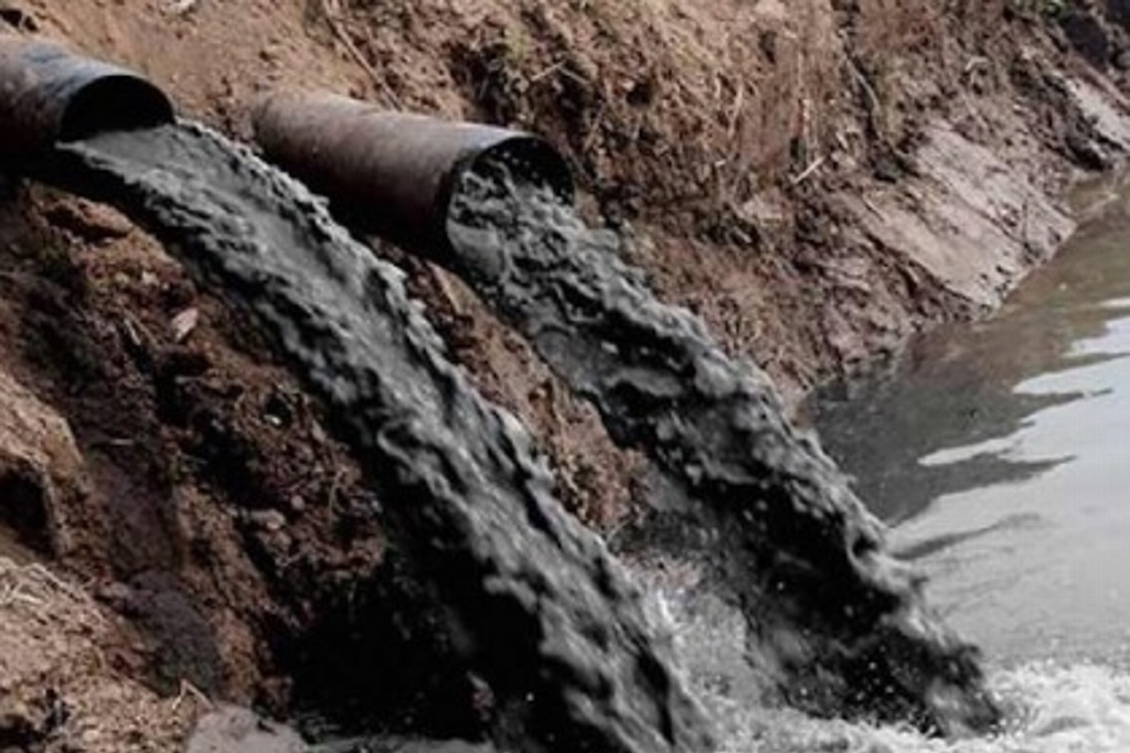 Загрязнение рек сточными водами. Загрязнение воды в Брянской области. Сточные воды. Канализационные сточные воды. Сточные воды загрязнение воды.