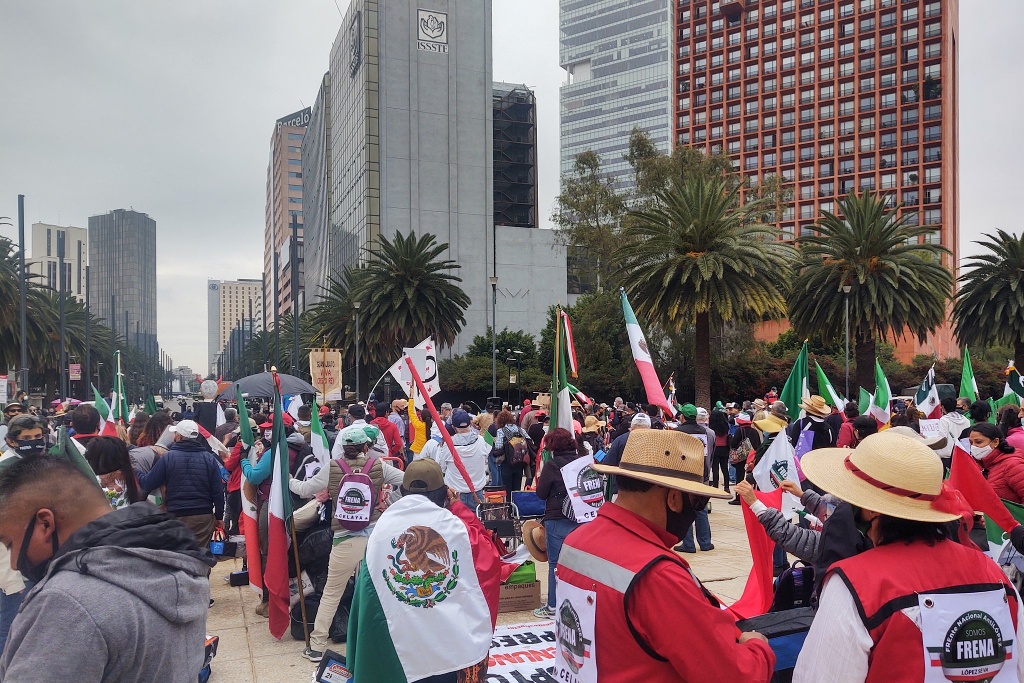 Realizan marchan contra AMLO en la CDMX policías los frenan  Nacional