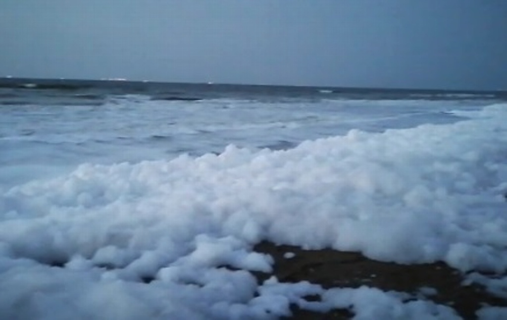 Explican el origen de la impresionante espuma en playas Veracruz