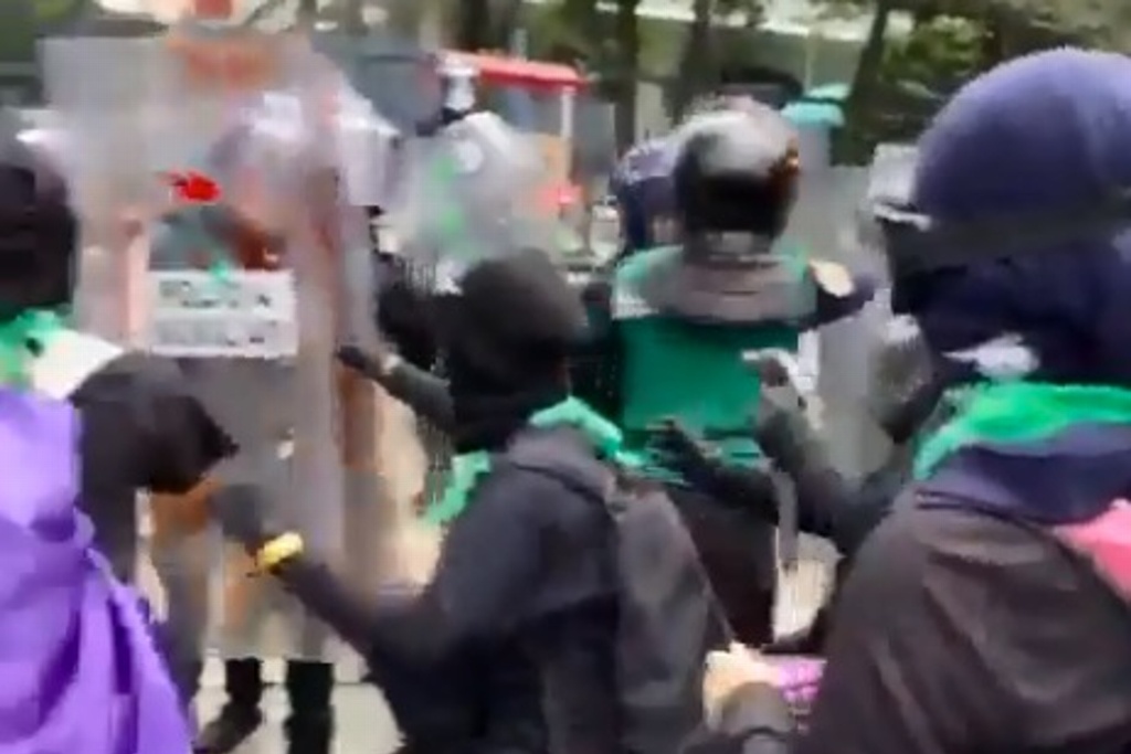 Encapuchadas se enfrentan con policías durante marcha en CDMX (+Video)