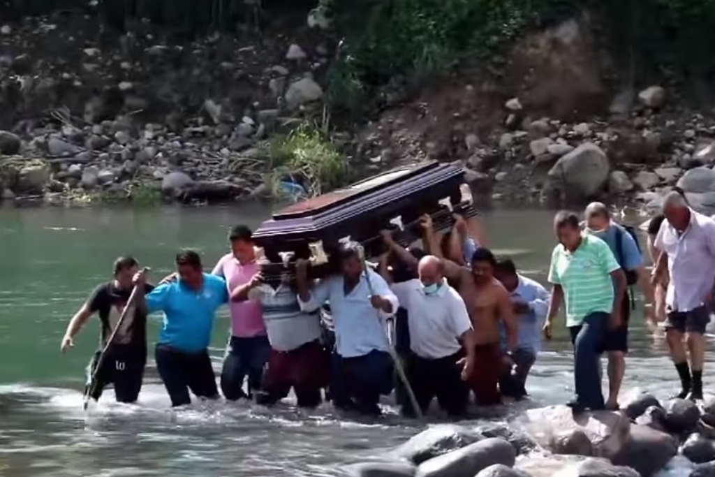 Se cayó el puente y tuvieron que cruzar el río con ataúd al hombro, en región de Veracruz