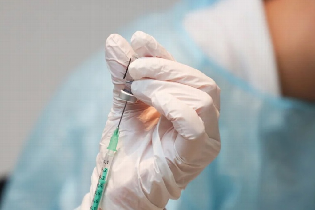 Intenta vacunarse contra el COVID con brazo falso; lo detienen 