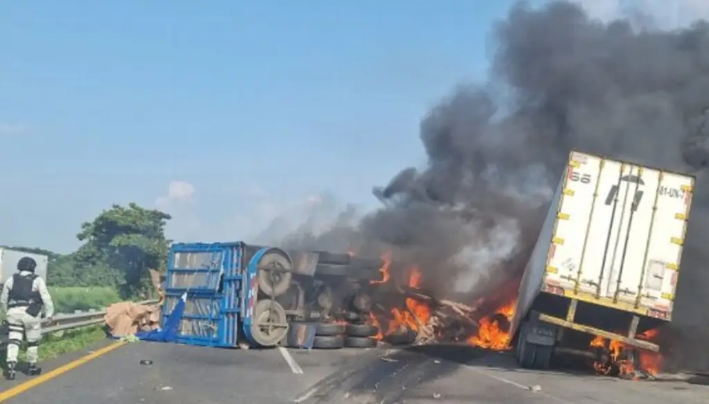 Imagen Por incendio de dos tractocamiones cierran autopista La Tinaja-Cosoleacaque (video) 