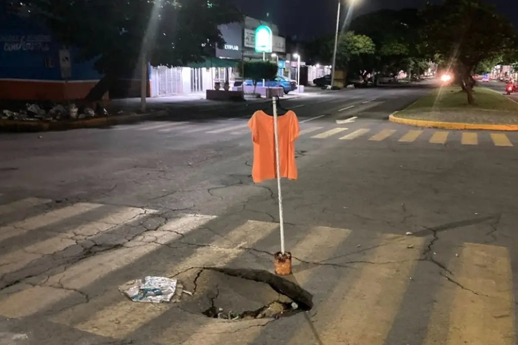 Imagen Con una playera, señalizan socavón en Veracruz