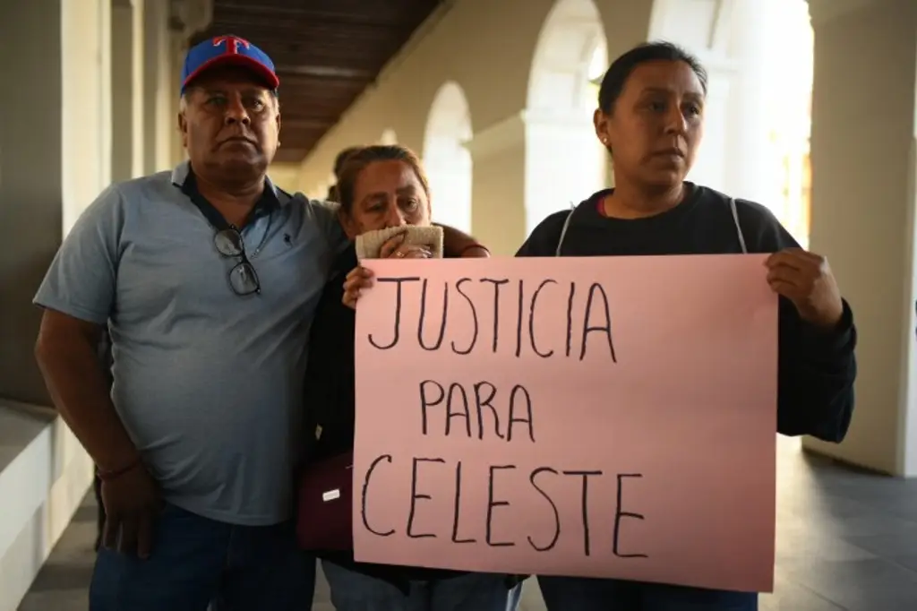 Imagen Familiares de víctimas exigen reparar carretera tras accidente en Emiliano Zapata, Veracruz