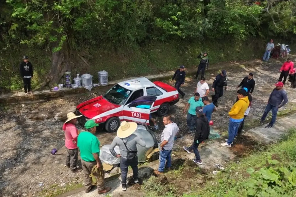 Imagen Volcadura de taxi deja dos lesionados en carretera de Veracruz