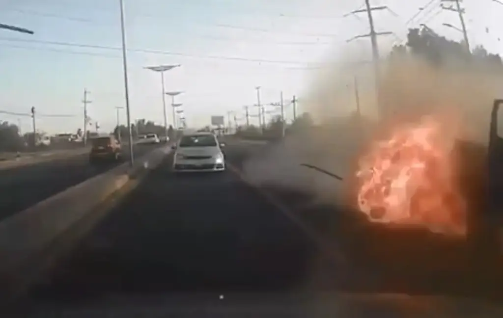Imagen Explota camioneta y mueren dos hombres que iban a bordo en carretera del Edomex (+Video)