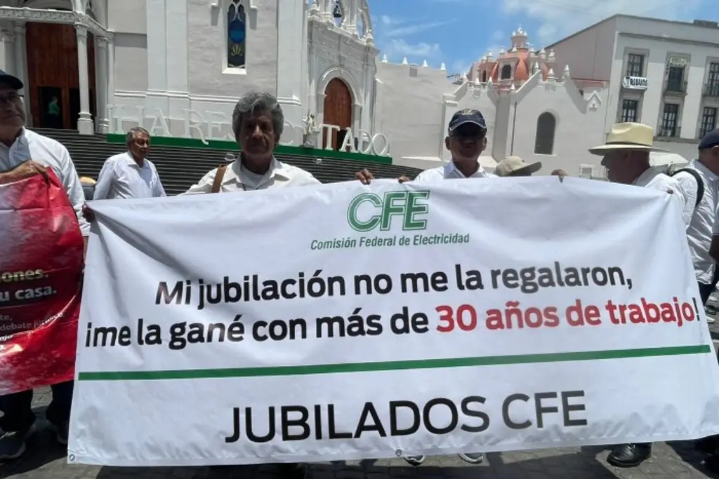 Imagen Extrabajadores de Pemex y CFE alertan impacto por reforma a tope de pensiones