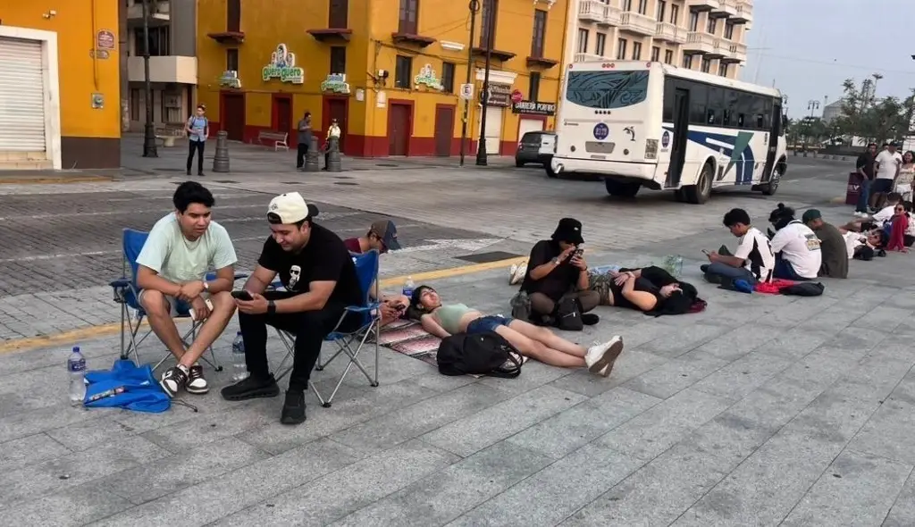 Imagen Pasan la noche formados para ver a Martin Garrix en Veracruz 