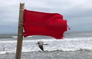 Colocan bandera roja en playas de Veracruz debido al evento de norte 