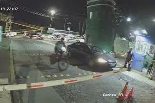 Exhiben a ladrones que en bicicleta entrar a robar en colonia de Veracruz