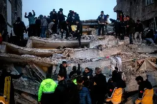 Declaran 7 días de luto por más de 2.700 muertos por terremotos