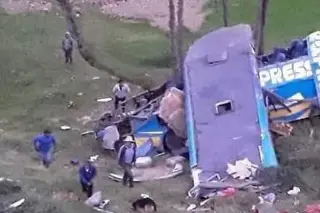 Imagen Al menos 6 muertos y 11 heridos deja caída de autobús a un barranco