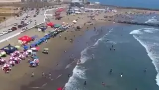 Rescatan a jóvenes de morir ahogadas en playa de Boca del Río 