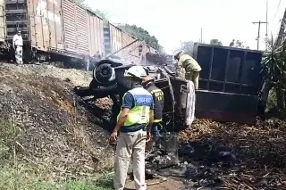 Camión cañero es arrollado por el tren en Amatlán, Veracruz