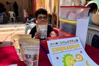 Con una registradora de juguete, el pequeño Enki Armando emprende un negocio en Veracruz