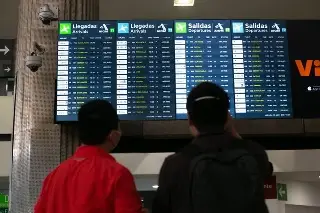 Ante caos en aeropuerto, hay medidas para evitar confundirse por horarios en pantallas