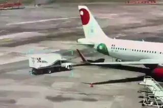 Camión se impacta contra avión en aeropuerto; desalojan a pasajeros (+Video) 