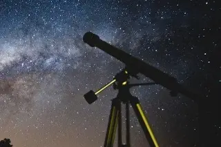 Telescopio fotografía penacho sorprendentemente grande de la luna Encélado de Saturno
