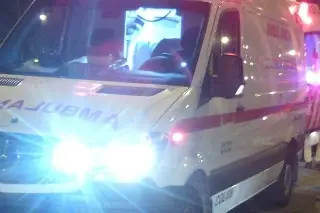 Camioneta cae de distribuidor vial en Veracruz