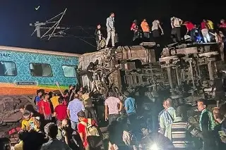Suman 233 muertos y 900 heridos tras choque de trenes en India