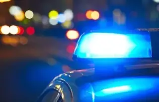 Con posible trauma de cráneo, hombre que cayó con su camioneta en distribuidor vial en Veracruz