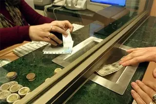 Peso mexicano cierra jornada con ganancia; dólar se vende en 17.46 unidades