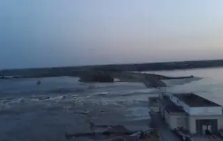 Rusia afirma que una hidroeléctrica sufrió daños y el agua sale 