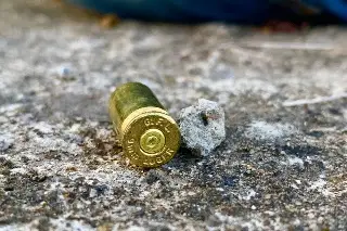 Matan a balazos a mujer a bordo de microbús