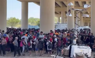Cierran paso vehicular de Puente Internacional 1 por aumento de migrantes en Piedras Negras