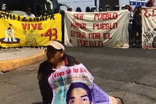 Padres de los 43 de Ayoztinapa instalan plantón frente al Campo Militar 1 en CDMX