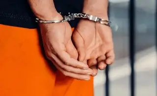 Detienen a 6 hombres por presunta violencia física 
