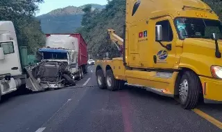 Chocan 2 tráileres en autopista de Veracruz 