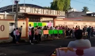Padres de familia aseguran tener 2 años esperando maestro en escuela de Córdoba