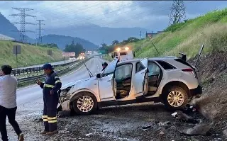 Vuelca camioneta de lujo en autopista de Veracruz; hay 2 lesionados 