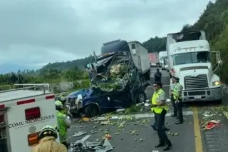 Fuerte accidente automovilístico en autopista de Veracruz; chofer queda prensado 