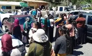 Padres de familia bloquean carretera de Orizaba-Zongolica; exigen una maestra