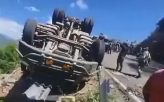 Mueren dos soldados en volcadura de camión militar; hay seis heridos graves