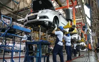 Huelga automotriz en EU se extiende a 2 plantas más de Ford y GM