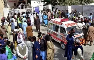 Deja 52 muertos explosión de bomba en festividad religiosa de Pakistán