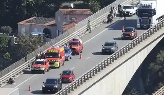 Jugador de futbol amenaza con suicidarse lanzándose de un puente 
