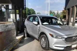 Camioneta choca contra muros protectores en caseta de Fortín; hay 3 heridos