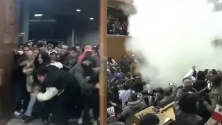 Gritos, humo y empujones: así fue la irrupción al Congreso de Nuevo León (+Videos)