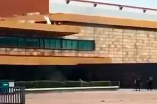 Vandalizan entrada de Rectoría de la UNAM; exigen atender casos de violencia de género