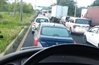Reportan más de 12 km de fila de autos en autopista por esta razón