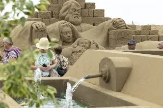 Con 2 mil toneladas de arena reproducen enorme Belén en la playa (+Video)