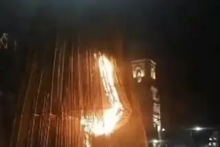 Se incendia el árbol de Navidad por cortocircuito