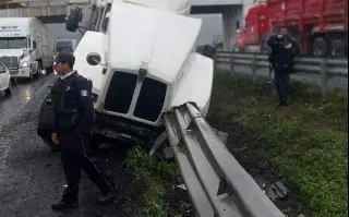 Tráiler choca contra barra divisoria en autopista de Veracruz; hay un herido 